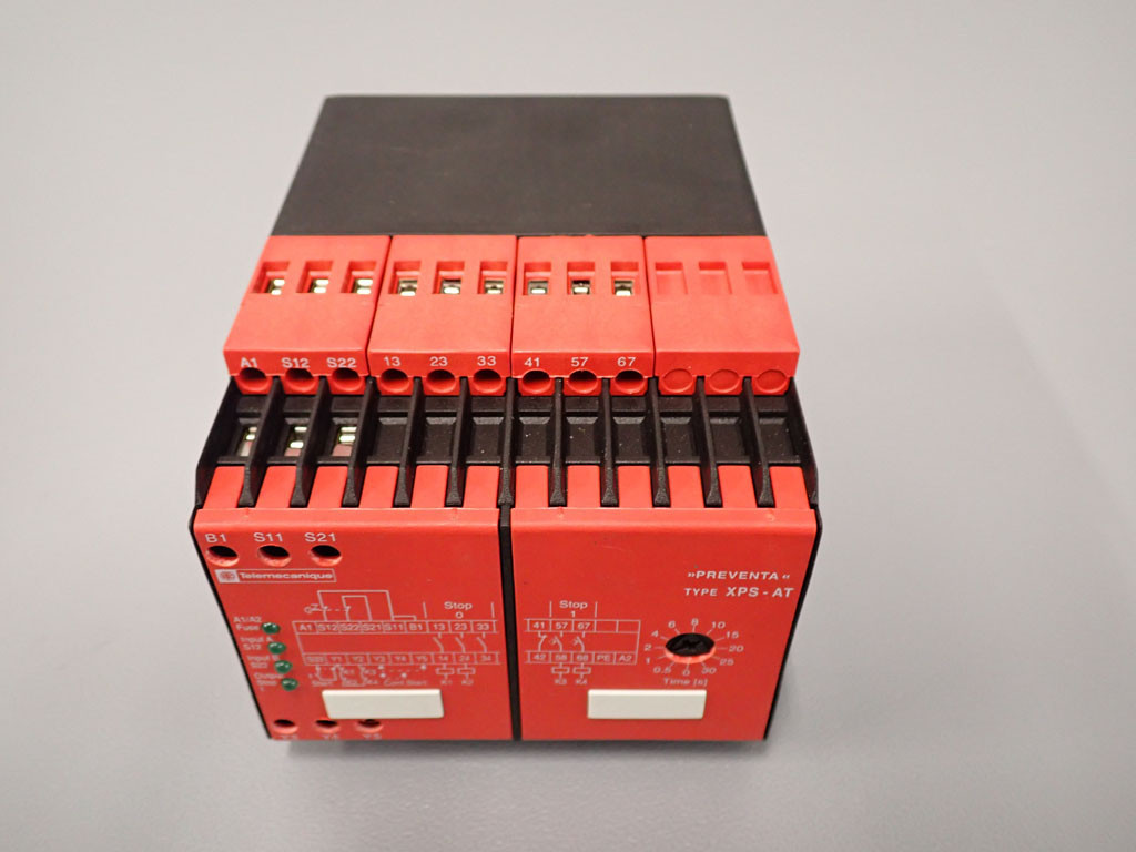 TÉLÉMÉCANIQUE  XPS-AT3710