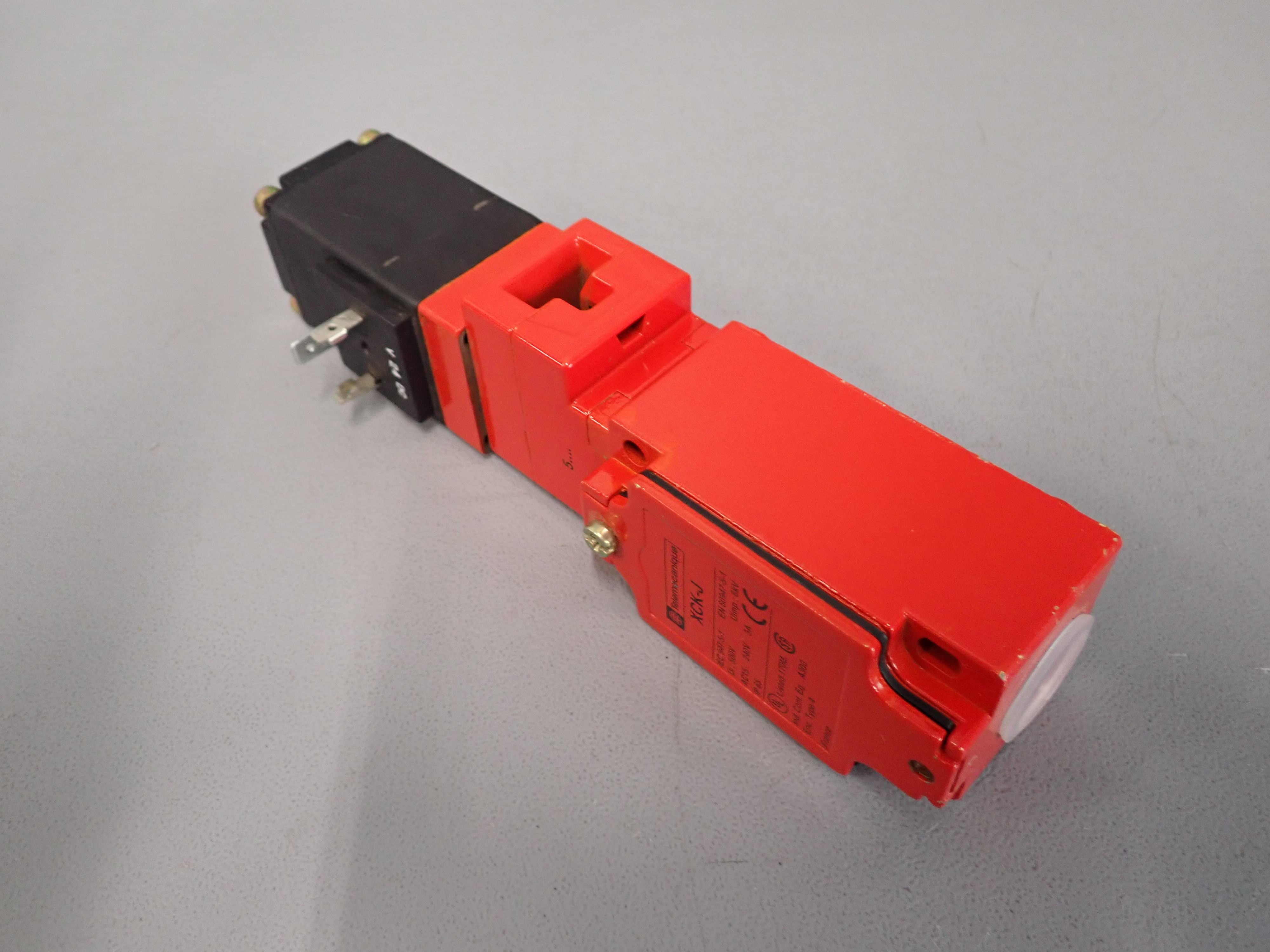 TÉLÉMÉCANIQUE  XCK-J5986B01