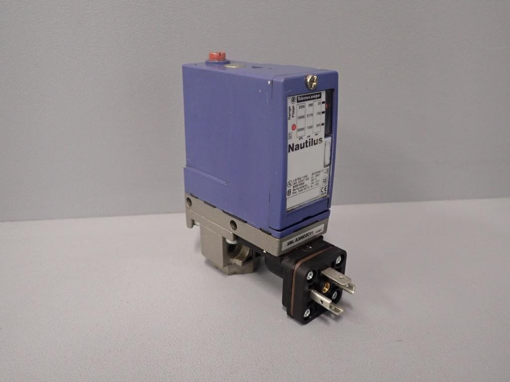 TÉLÉMÉCANIQUE  XMLA300D2C11