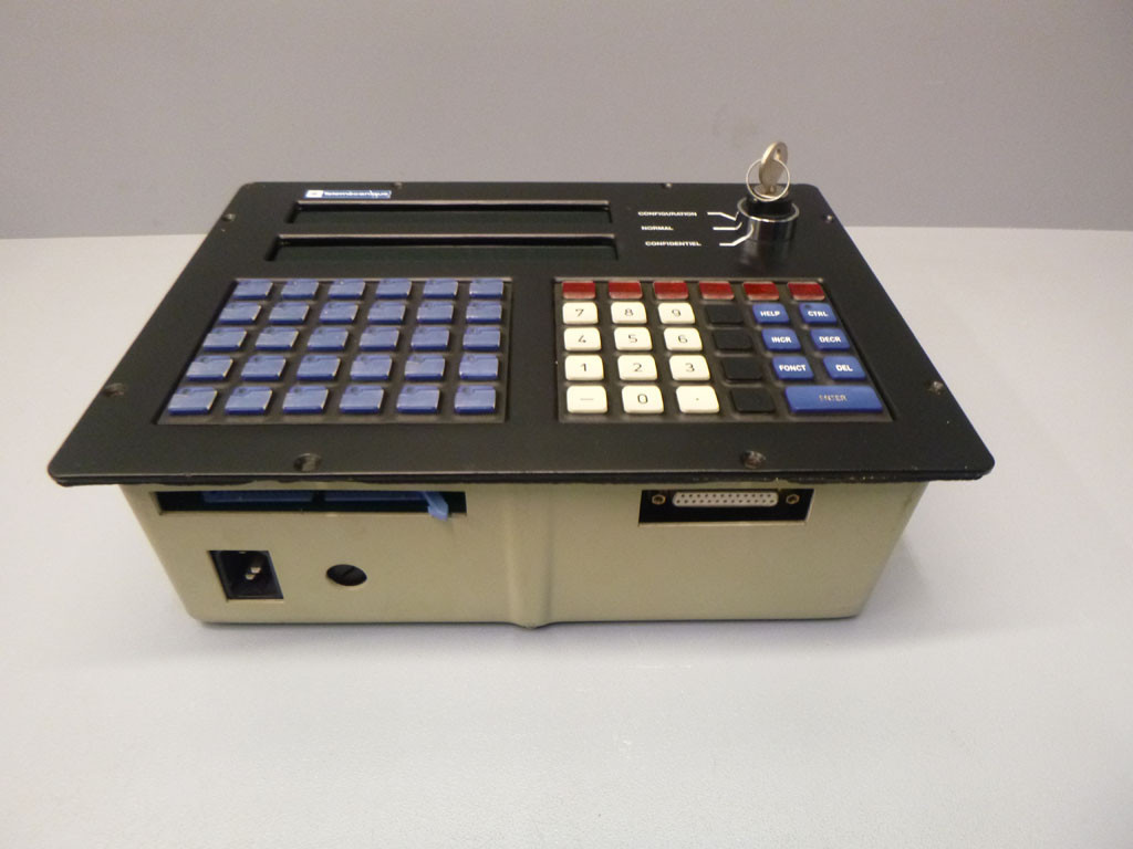 TÉLÉMÉCANIQUE  XBT-C7220