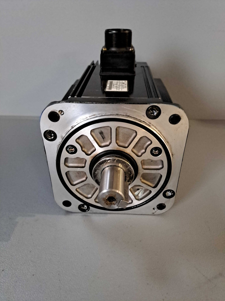 YASKAWA  SGMRS-13A2A-YR11