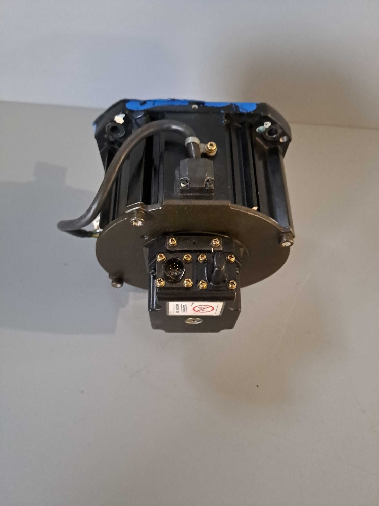 YASKAWA  SGMRS-06A2B-YR21