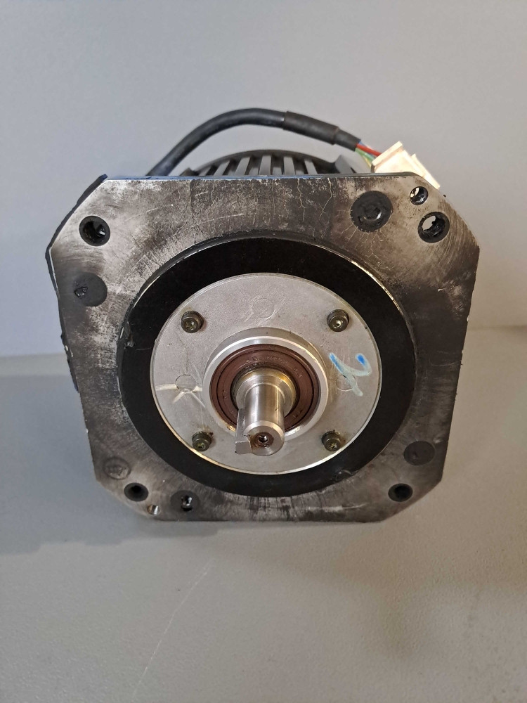 YASKAWA  SGMRS-06A2B-YR21