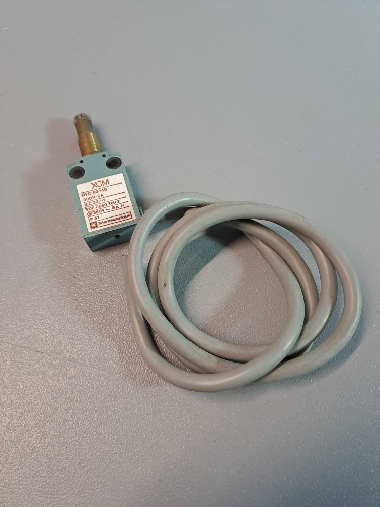 TÉLÉMÉCANIQUE  XCM-F102