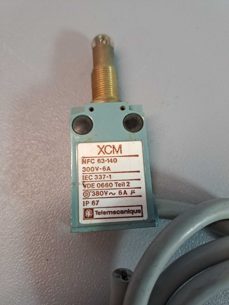 TÉLÉMÉCANIQUE  XCM-F102