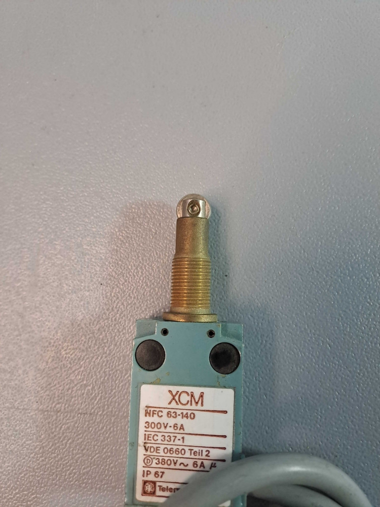 TÉLÉMÉCANIQUE  XCM-F102