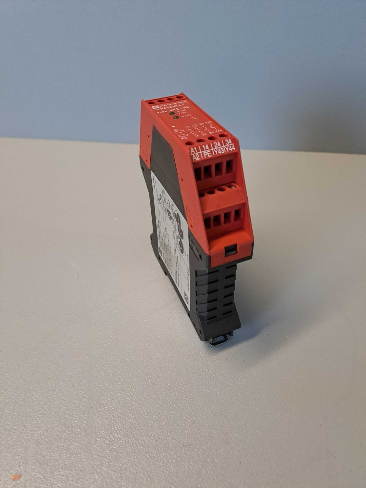 TÉLÉMÉCANIQUE  XPSAC3721