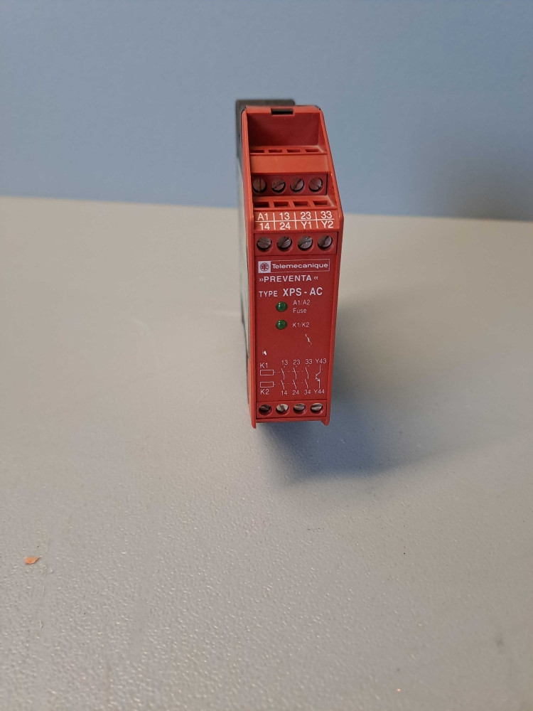 TÉLÉMÉCANIQUE  XPSAC3721