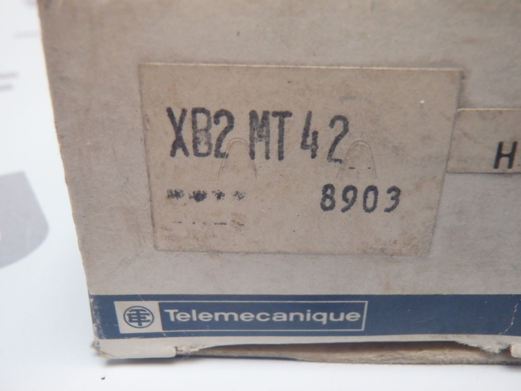 TÉLÉMÉCANIQUE  XB2MT42