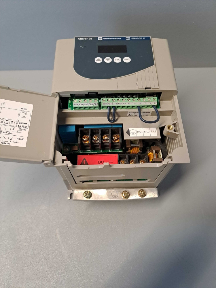 SCHNEIDER  ATV28HU18N4