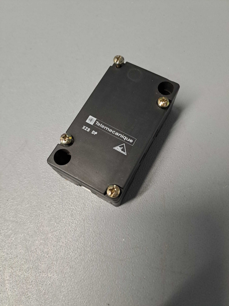 TÉLÉMÉCANIQUE  XZSDE1113