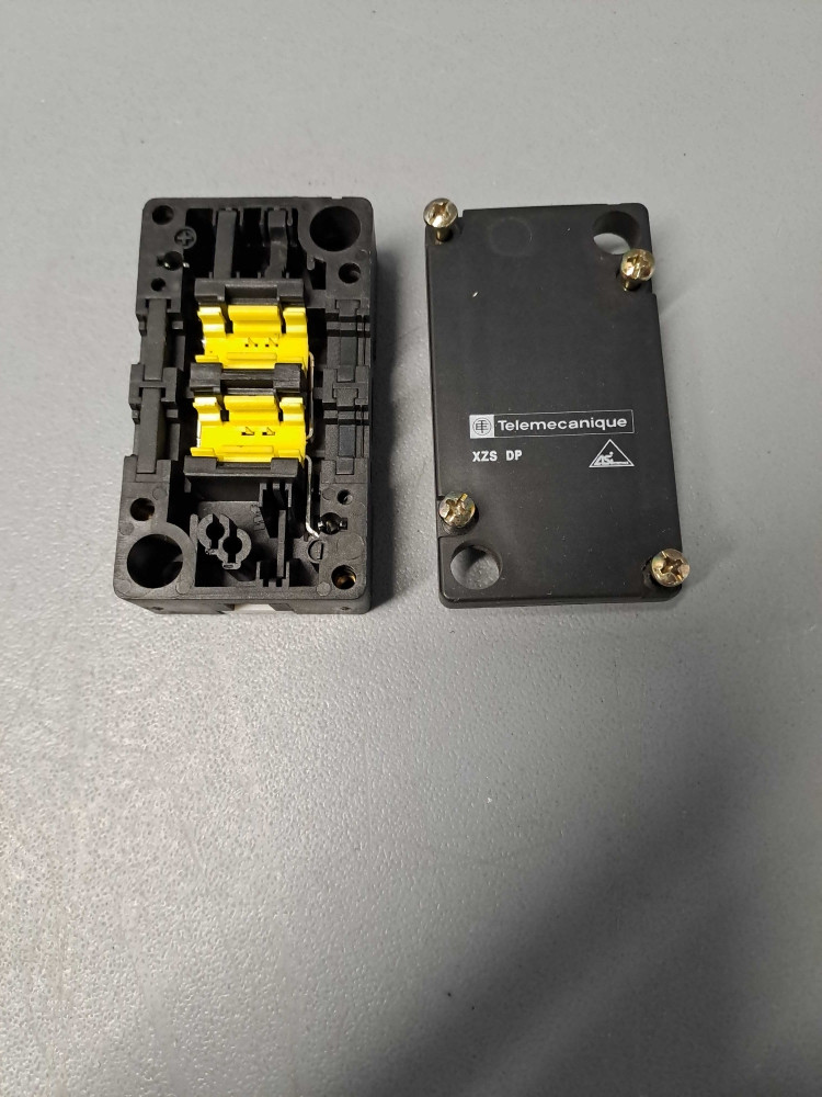 TÉLÉMÉCANIQUE  XZSDE1113