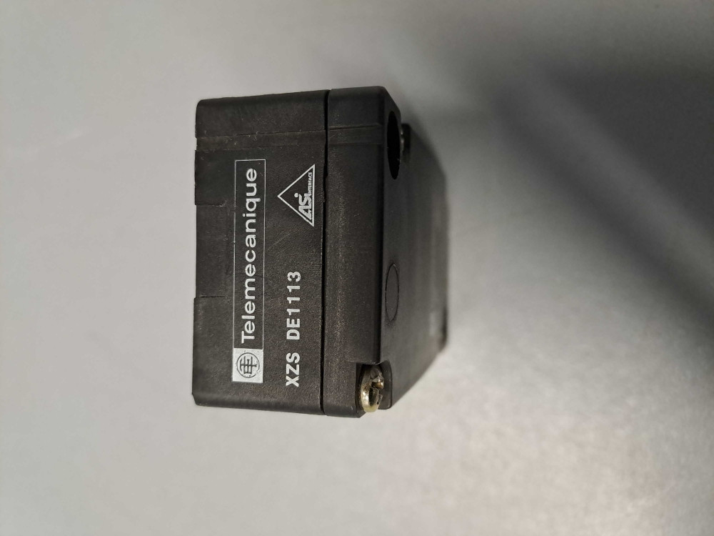 TÉLÉMÉCANIQUE  XZSDE1113