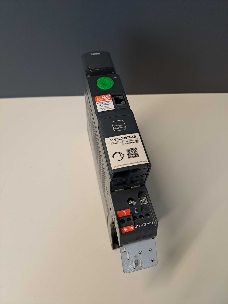 SCHNEIDER  ATV320U07N4B