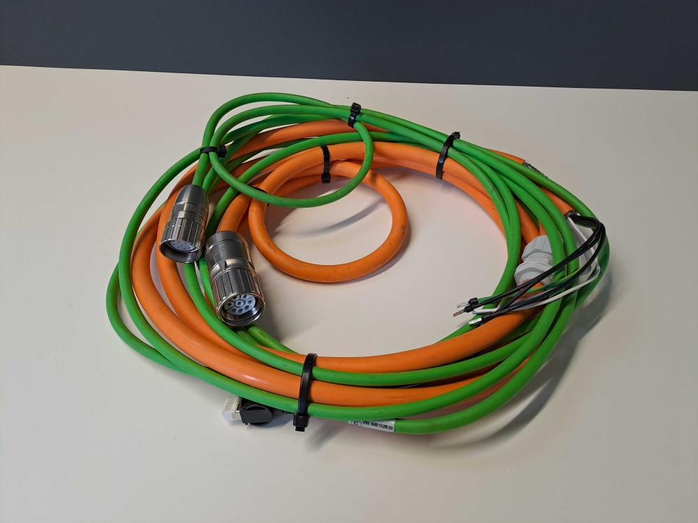 SCHNEIDER  LXM32AU60N4 + BSH0553P01A2A + CABLES