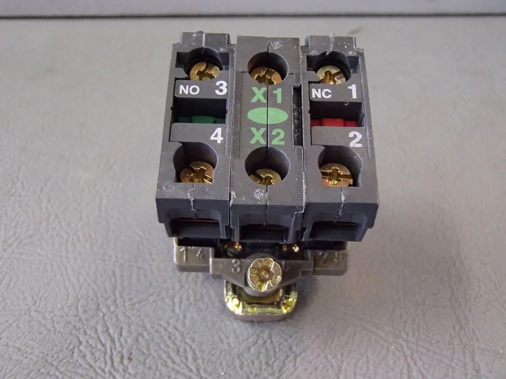 TÉLÉMÉCANIQUE  ZB4BW0B35