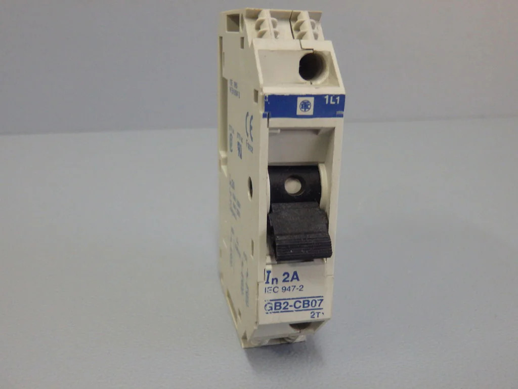 TÉLÉMÉCANIQUE  GB2-CB07