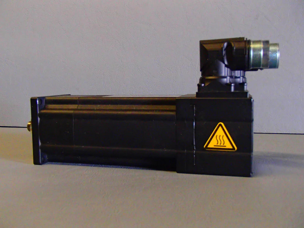 LENZE  MCS06I41-RS0B0-B11N-ST5S00N-R0SU