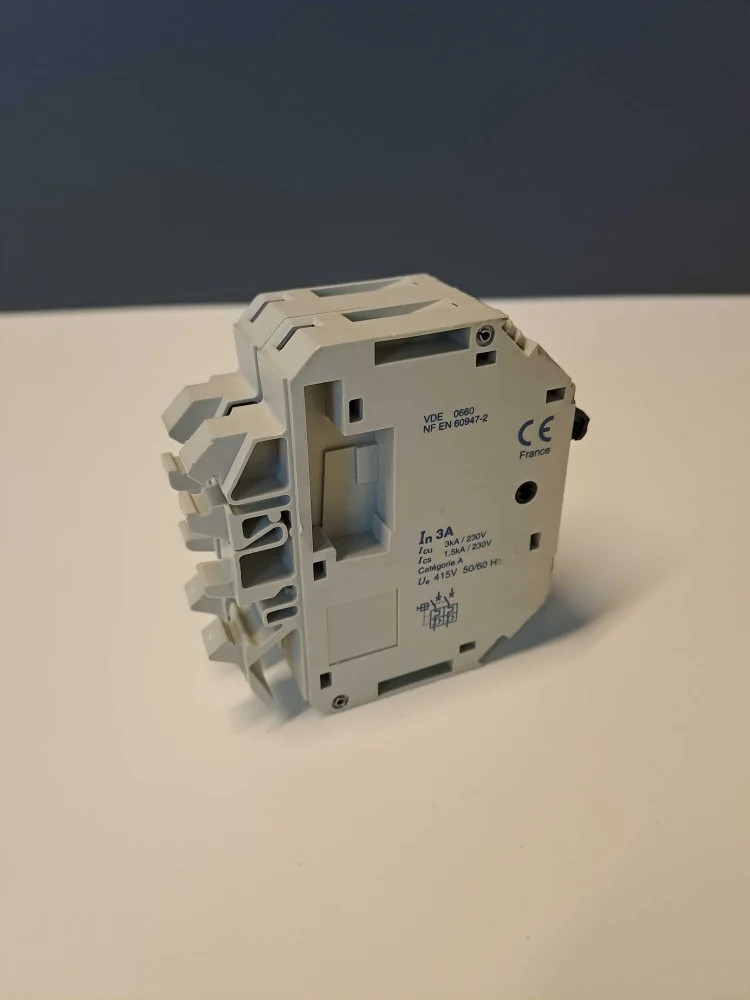 TÉLÉMÉCANIQUE  GB2-DB08