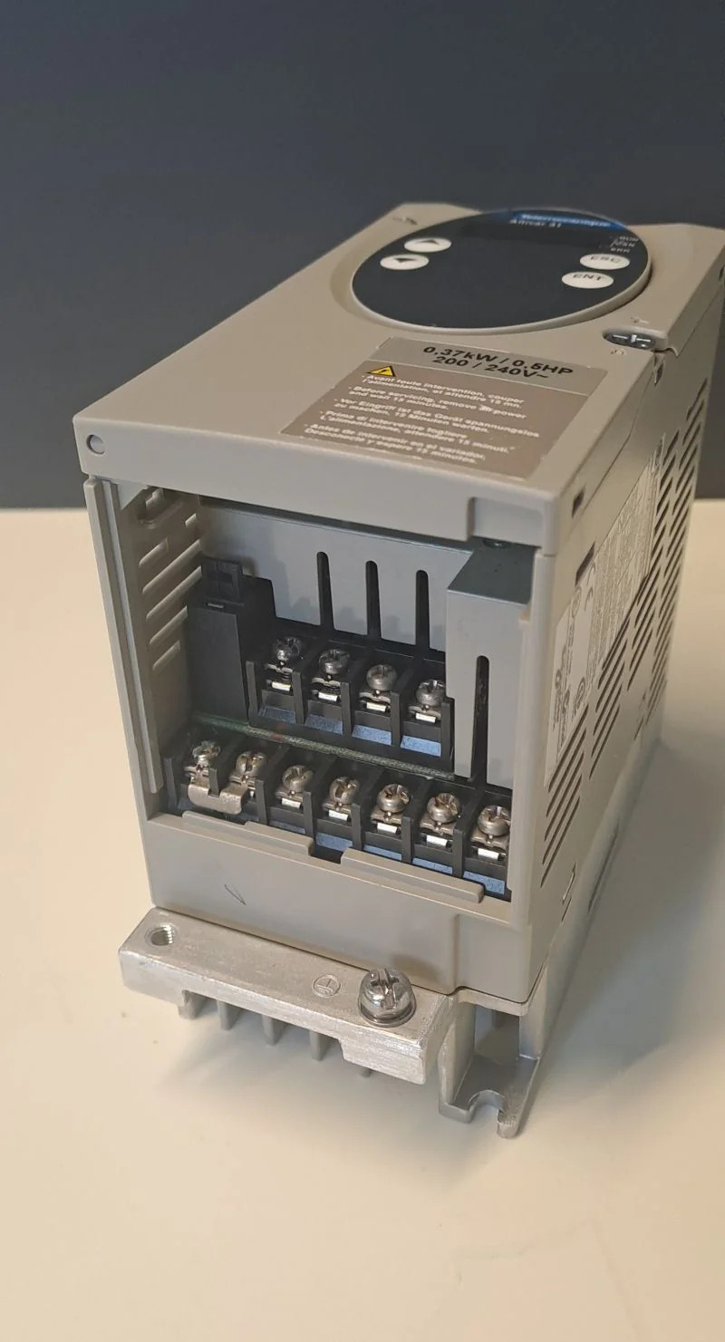 TÉLÉMÉCANIQUE  ATV31H037M2