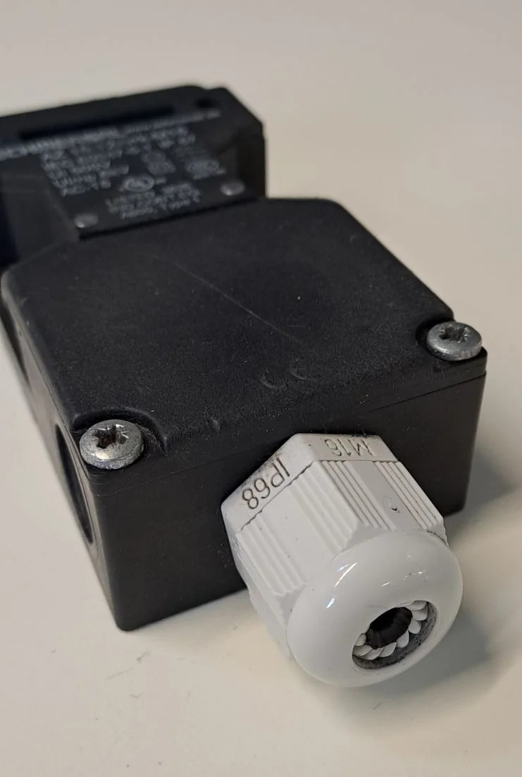 SCHMERSAL  AZ16-12zvrk-M16