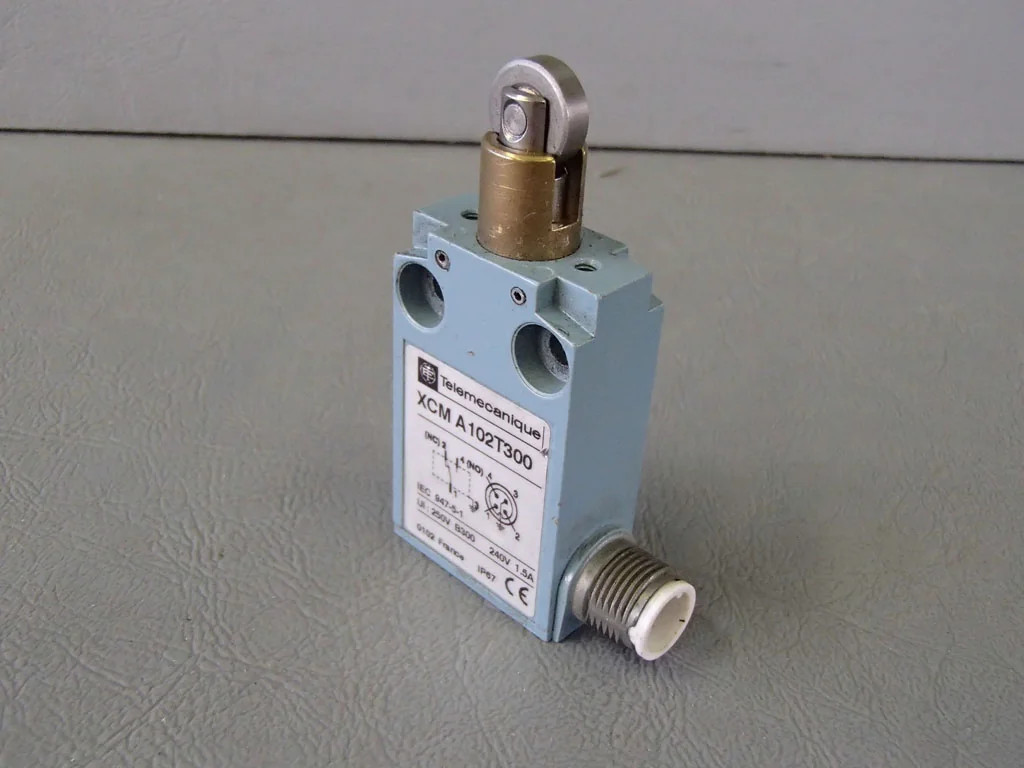 TÉLÉMÉCANIQUE  XCM-A102T300
