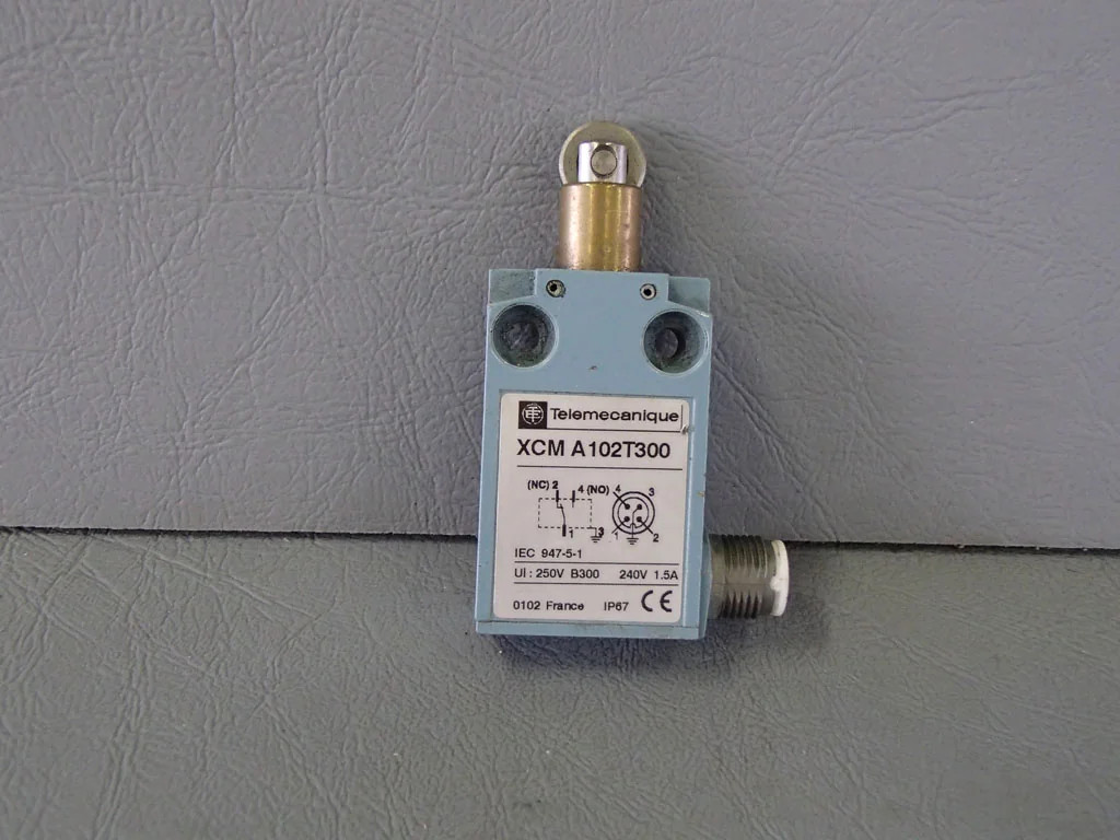 TÉLÉMÉCANIQUE  XCM-A102T300