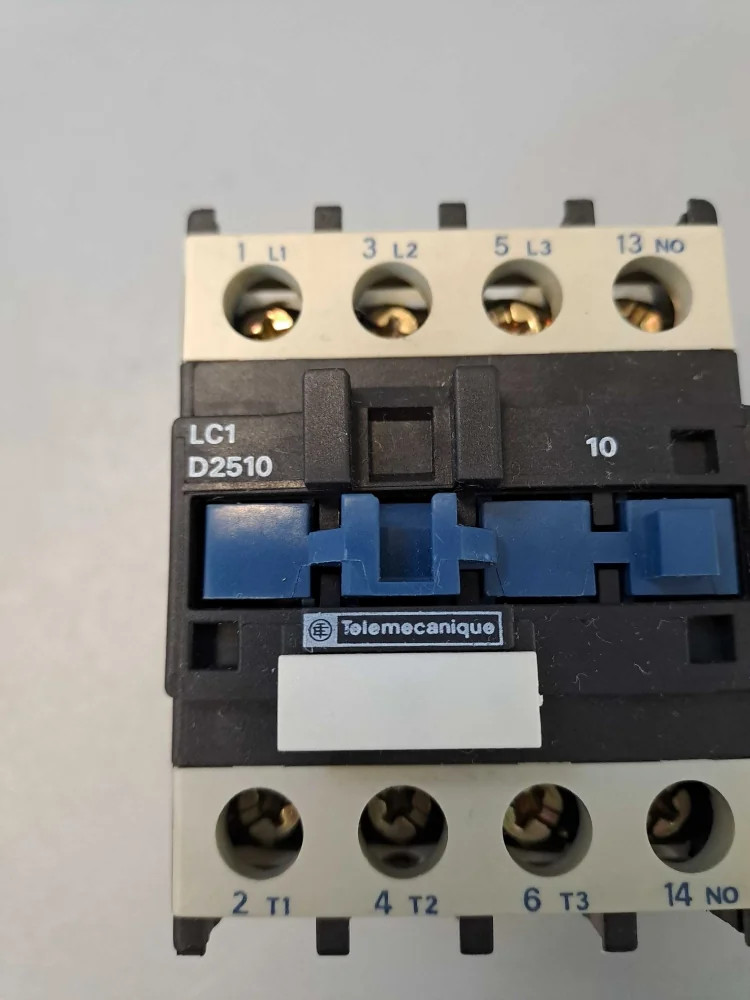 TÉLÉMÉCANIQUE  LC1D2510M7