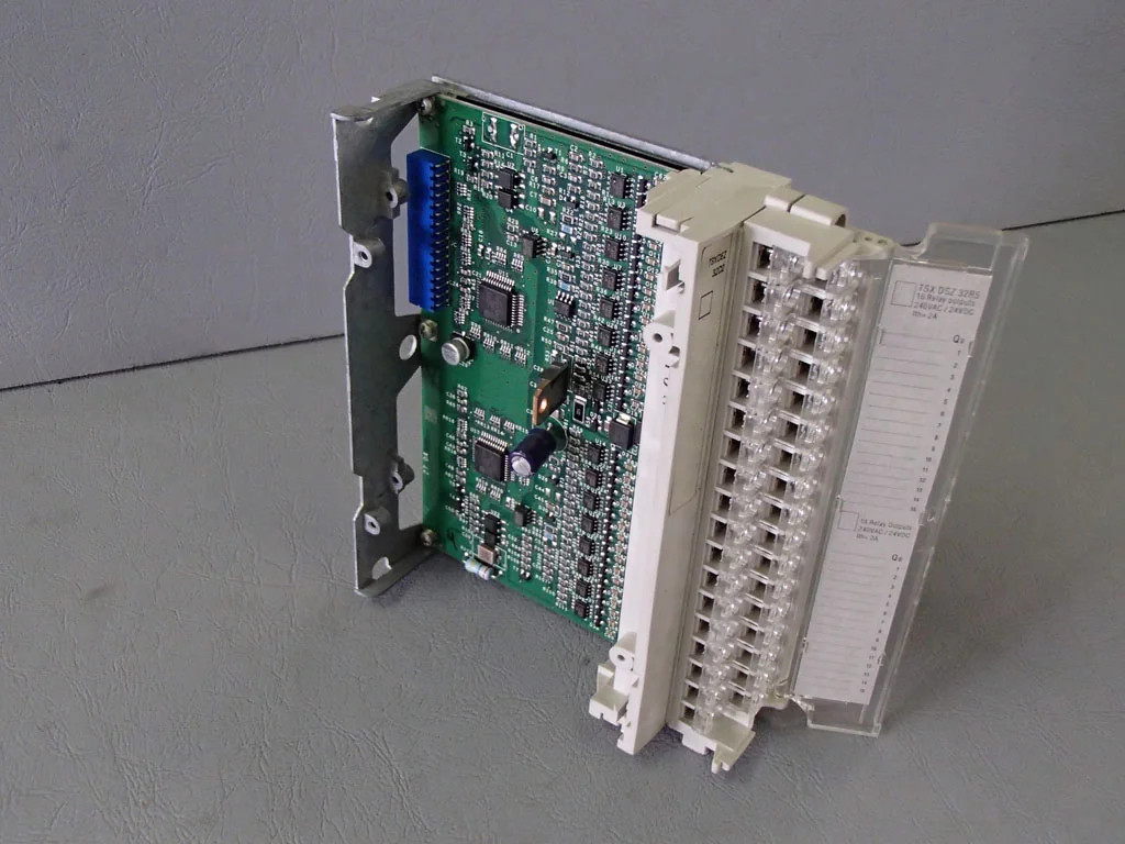 TÉLÉMÉCANIQUE  TSXDEZ32D2