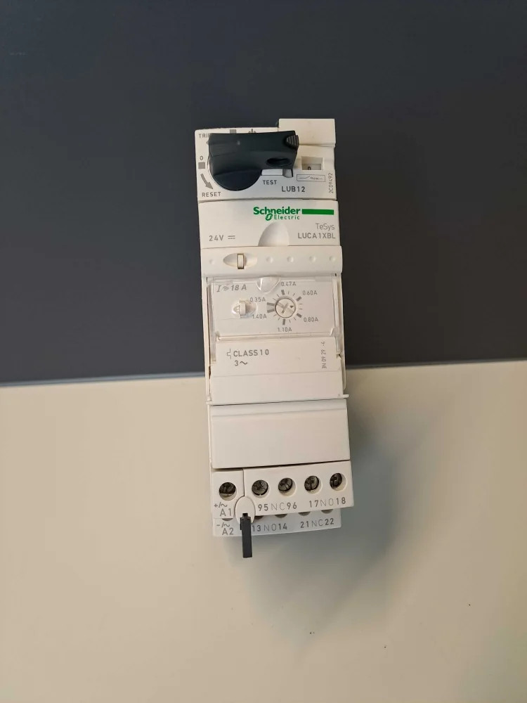 SCHNEIDER  LUCA1XBL + LUB12