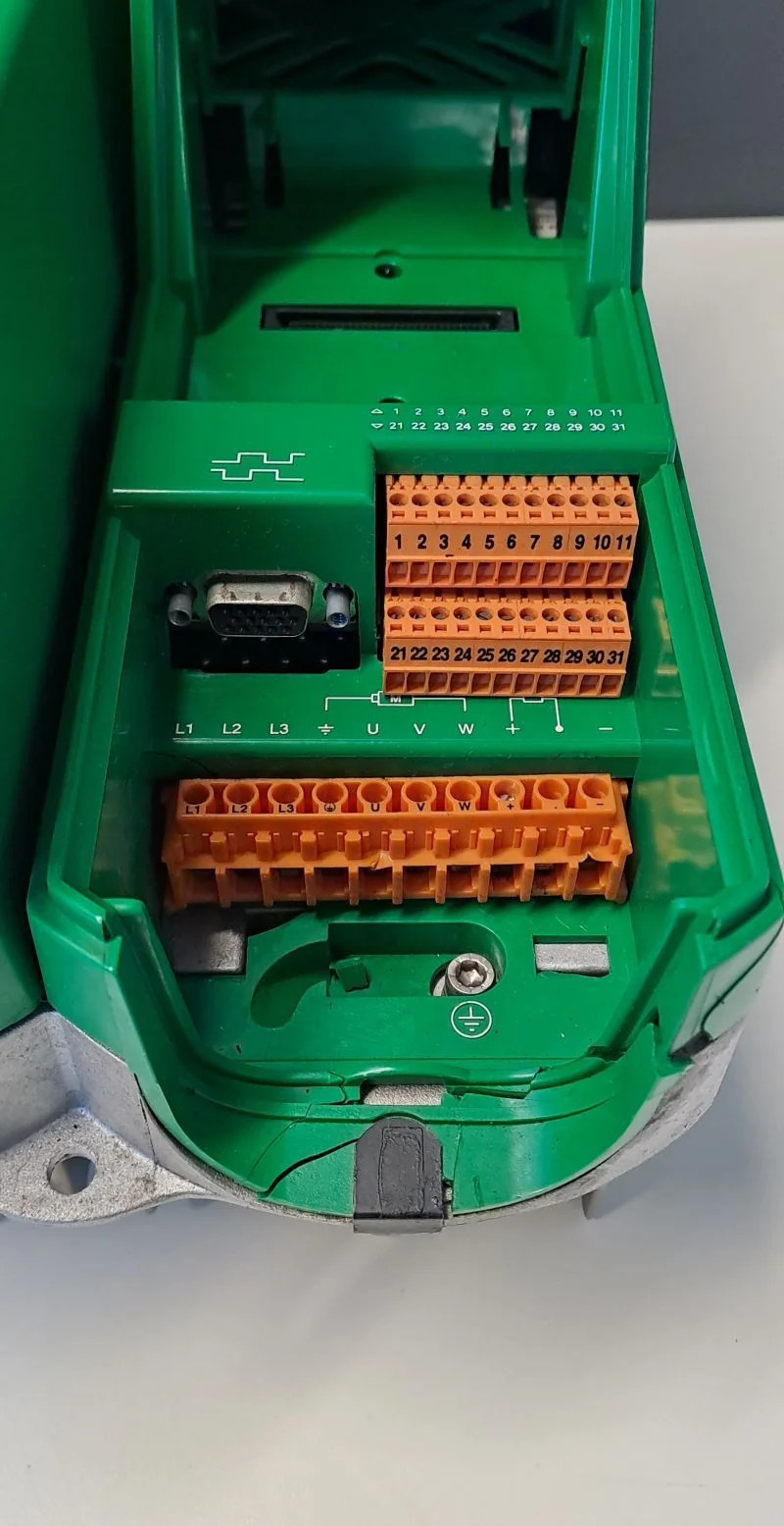 CONTROL TECHNIQUE  UNI 2402