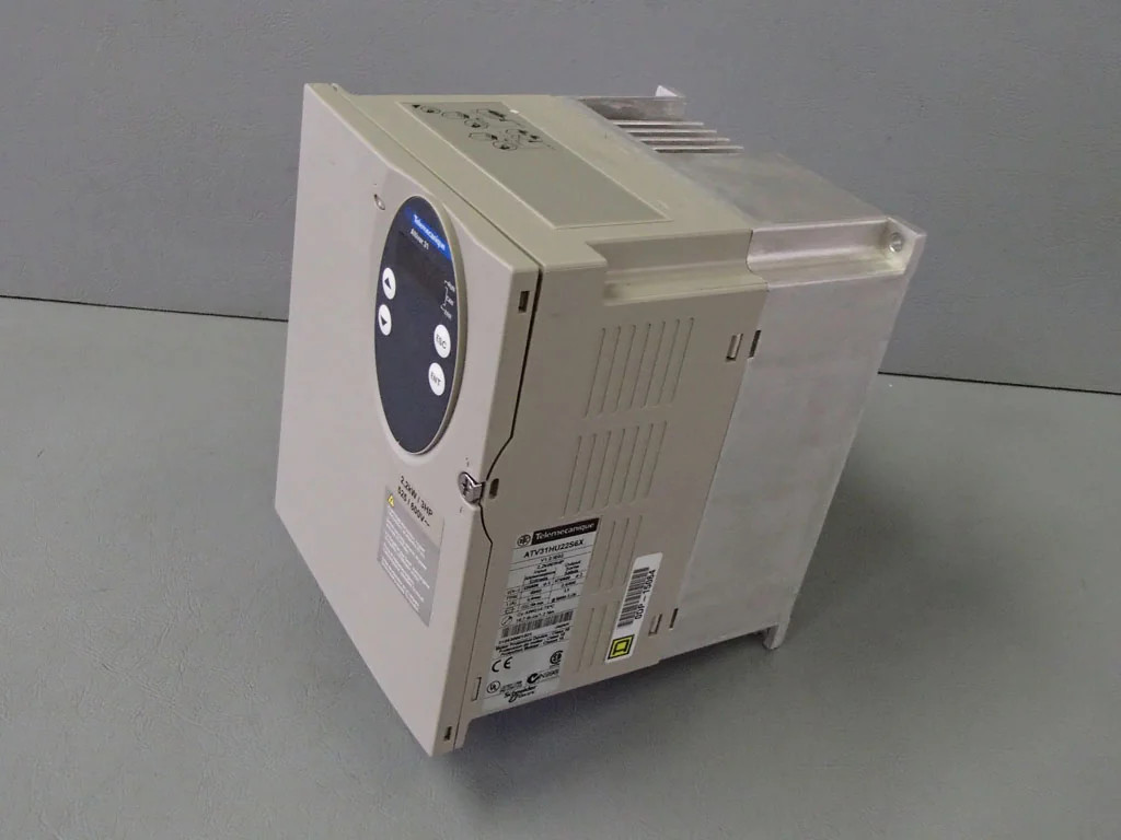 TÉLÉMÉCANIQUE  ATV31HU22S6X