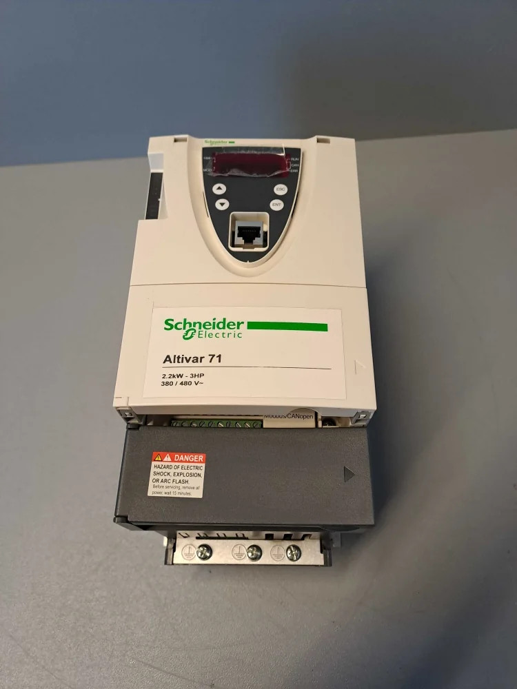 SCHNEIDER  ATV71HU22N4