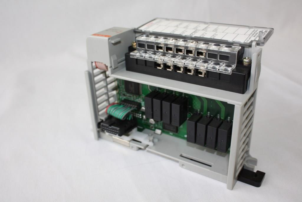 ALLEN-BRADLEY 1769-OW8