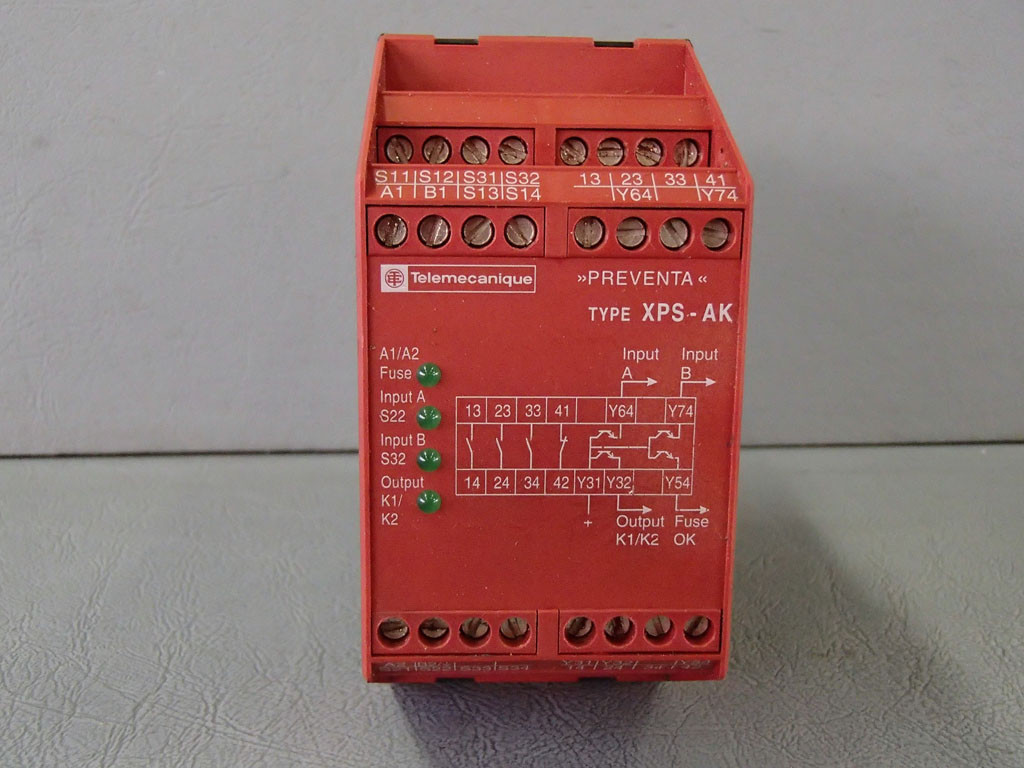 TÉLÉMÉCANIQUE  XPS-AK371144