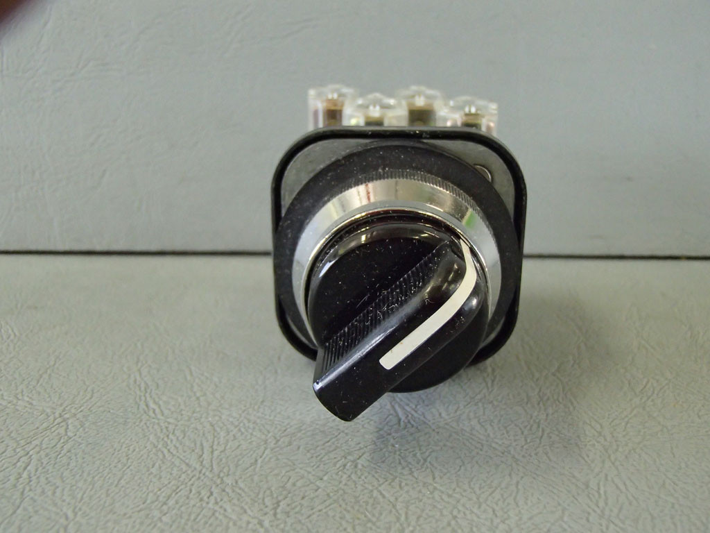 TÉLÉMÉCANIQUE  XB2MD12