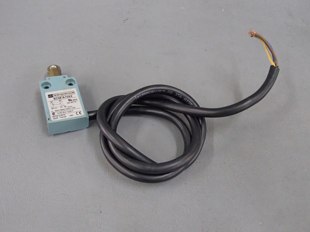 TÉLÉMÉCANIQUE  XCM-A1022