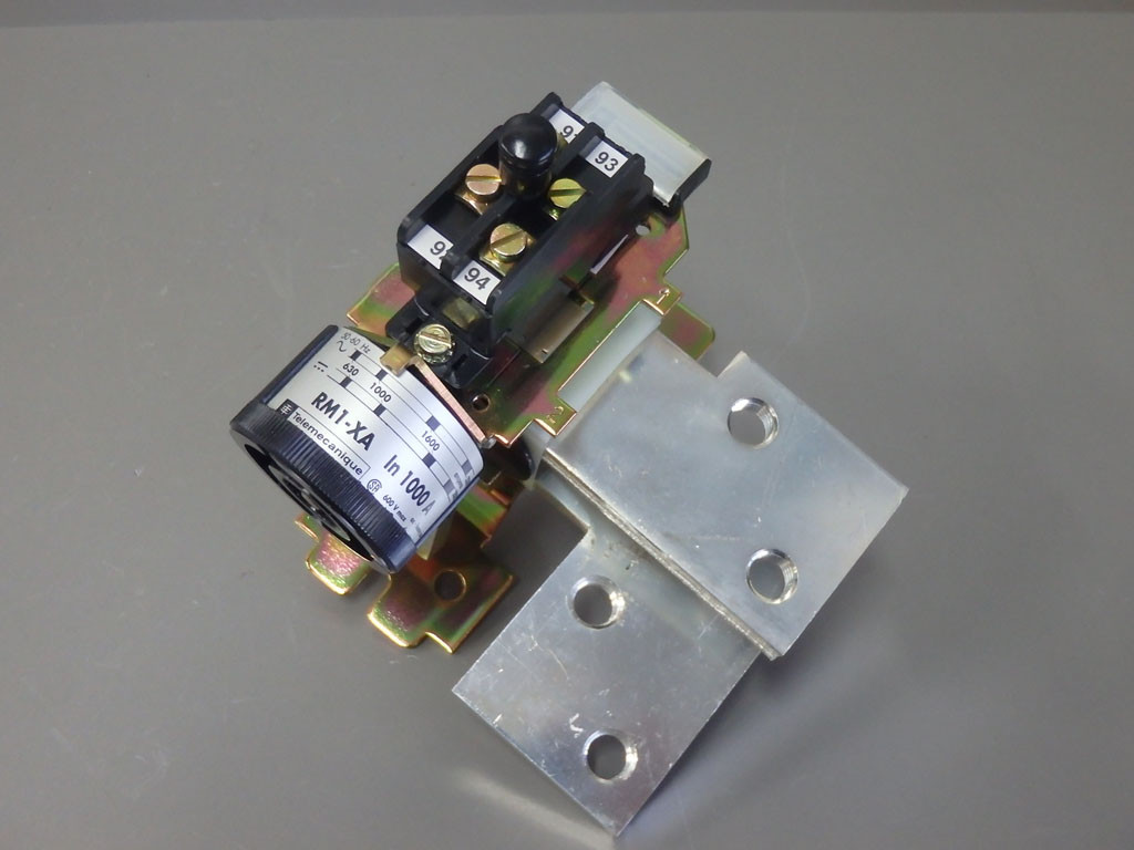 TÉLÉMÉCANIQUE  RM1XA1011