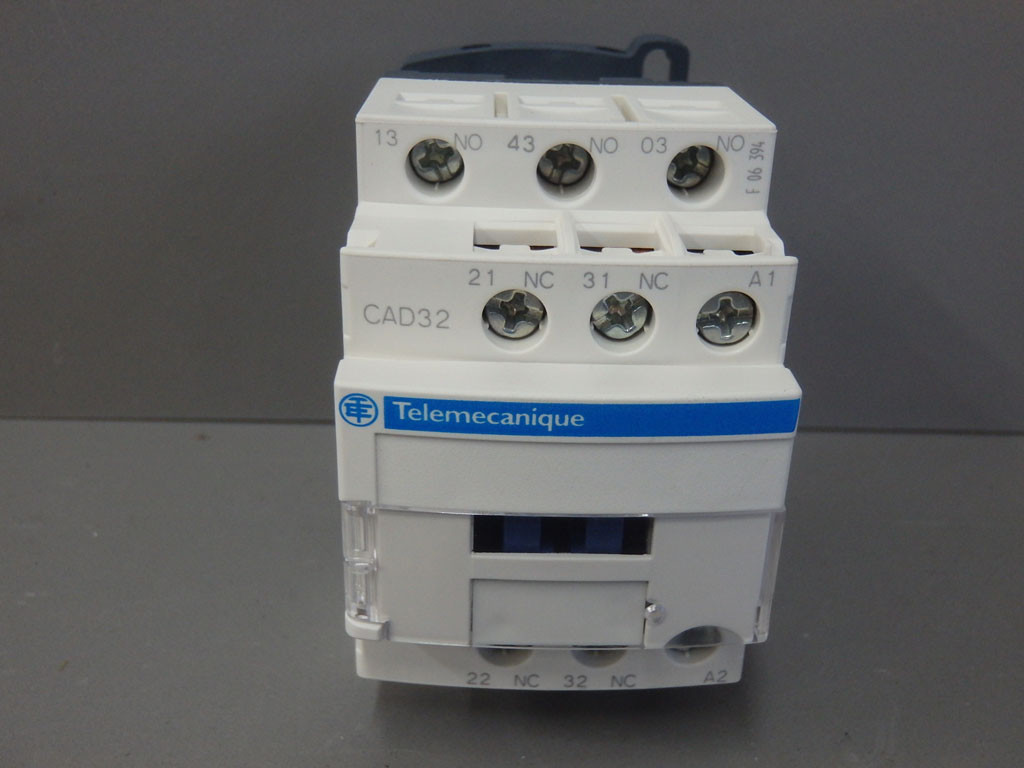 TÉLÉMÉCANIQUE  CAD32P7