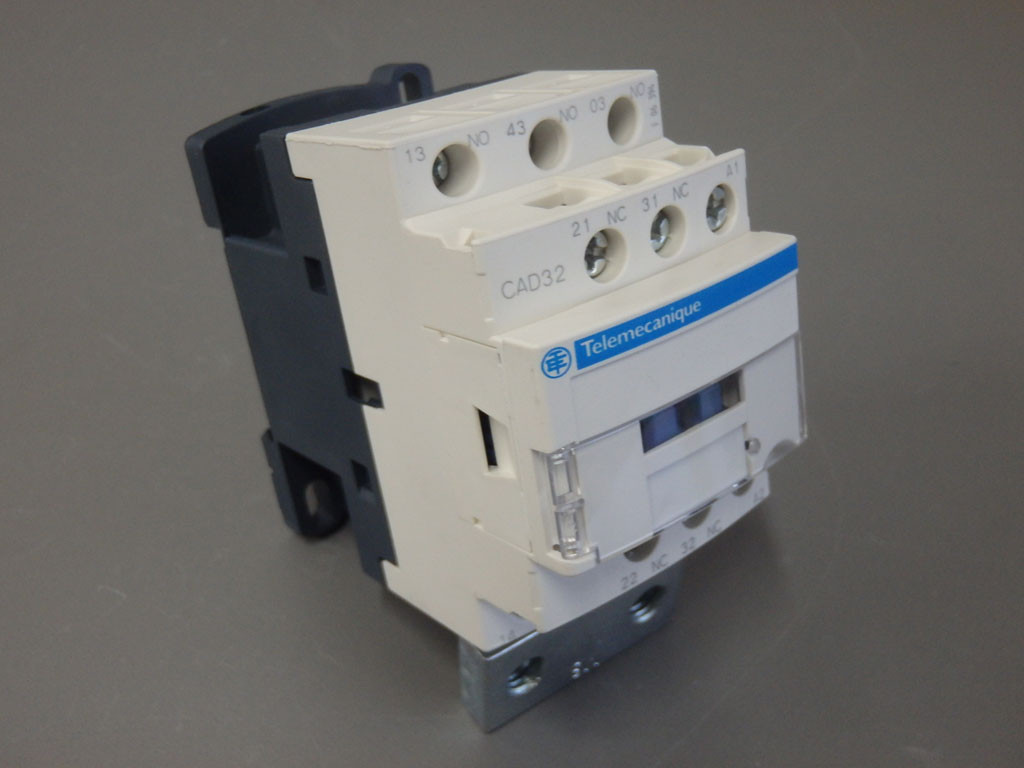 TÉLÉMÉCANIQUE  CAD32P7