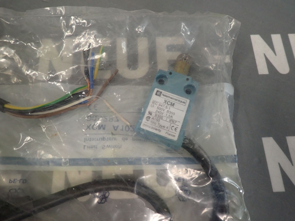 TÉLÉMÉCANIQUE  XCMA102