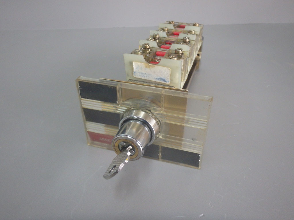 TÉLÉMÉCANIQUE  XB2-CD-808