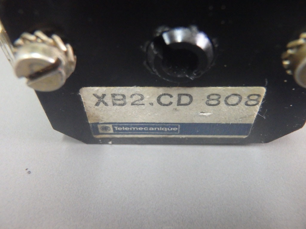 TÉLÉMÉCANIQUE  XB2-CD-808