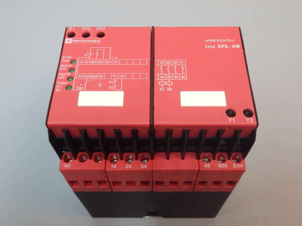 TÉLÉMÉCANIQUE  XPS-AM5140