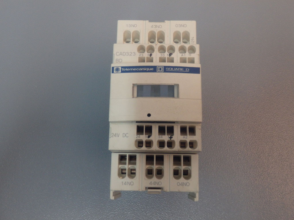 TÉLÉMÉCANIQUE  CAD323BD