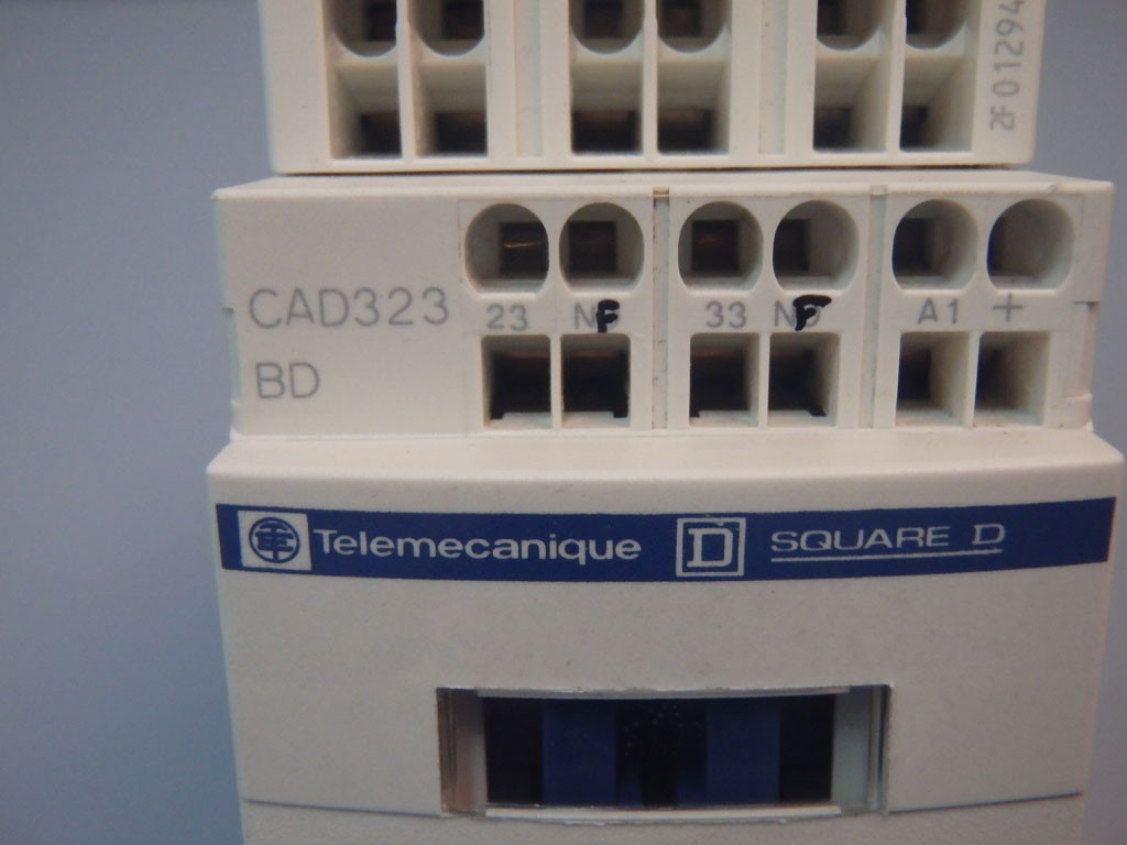 TÉLÉMÉCANIQUE  CAD323BD